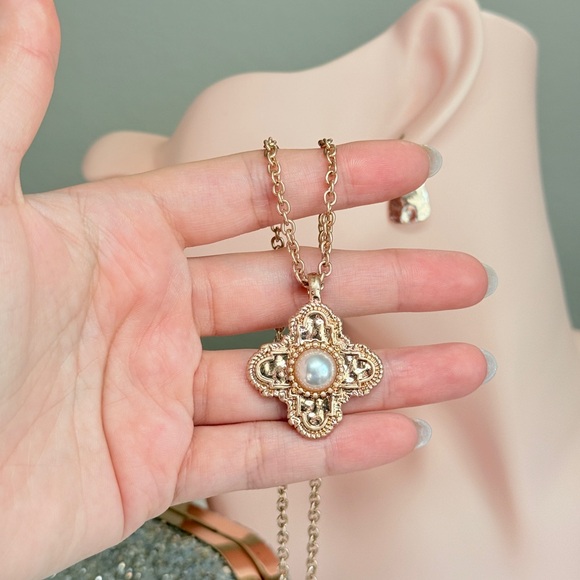 ⚜️ Elegant Gold Pendant Necklace - Picture 6 of 8